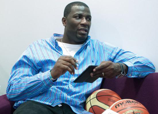 2014世界杯尼日利亚(9000万人日均收入仅13块,但这个非洲兄弟却拥有不止一个"姚明")