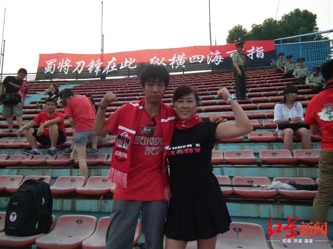 考虑赶他上看台（一路相伴！听“刀锋”球迷讲他们的“成足故事”）