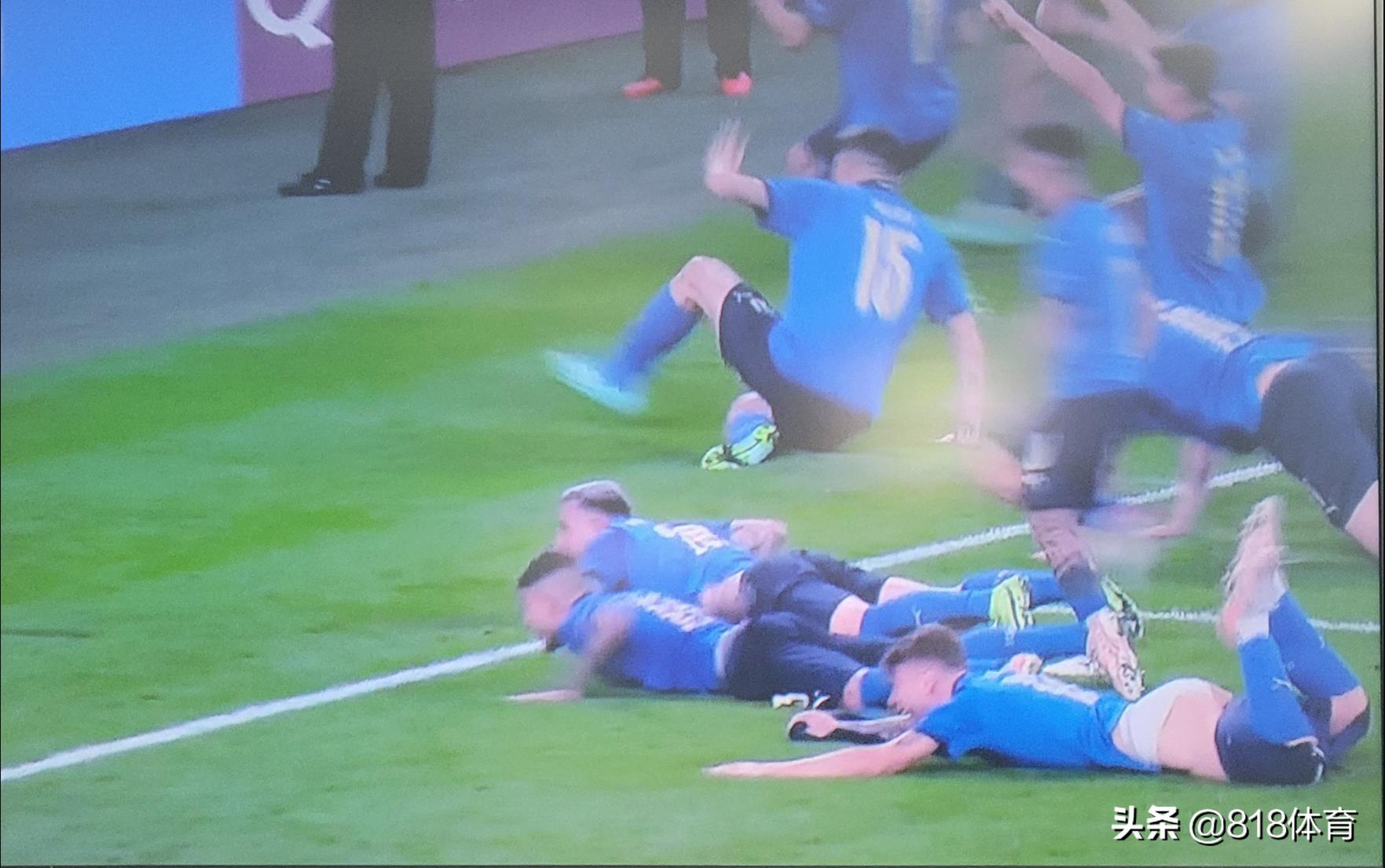转载足球场上老二走光图片（大型社死现场!意大利队集体扑地庆祝,因莫比莱球裤掉了露出小内裤）