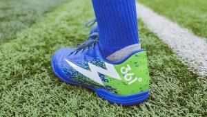 足球鞋ag钉啥意思（在人造草坪穿什么运动足球鞋）-华海博客