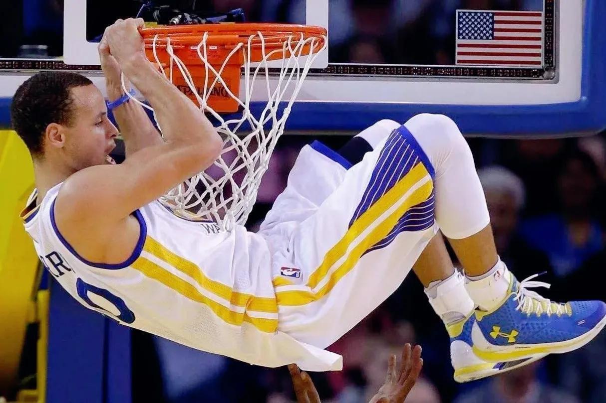 nba最搞笑的库里视频（库里的搞笑瞬间，NBA的“扣篮王”）