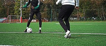 足球怎么打单边(三个所有球员都必须要掌握的足球技巧)