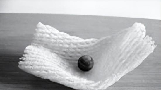 怎么做简单的羽毛球(教大家如何利用生活中的废弃饮料瓶和玻璃珠制作羽毛球)