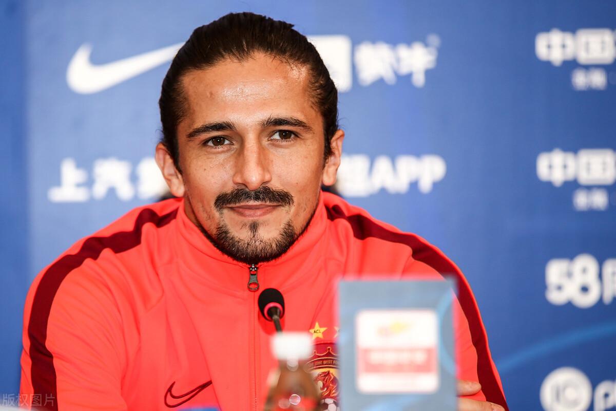 国足12强换帅吗(都错怪李铁了!国足换帅后洛国富说了句心里话,6场世预赛浪费了)