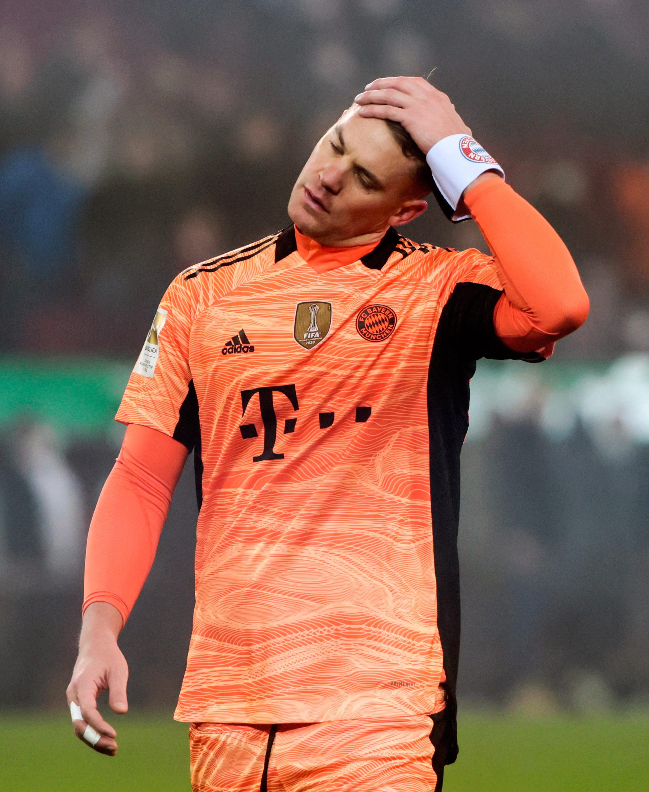 萨内庆祝胜利(足球-德甲:拜仁不敌奥格斯堡)