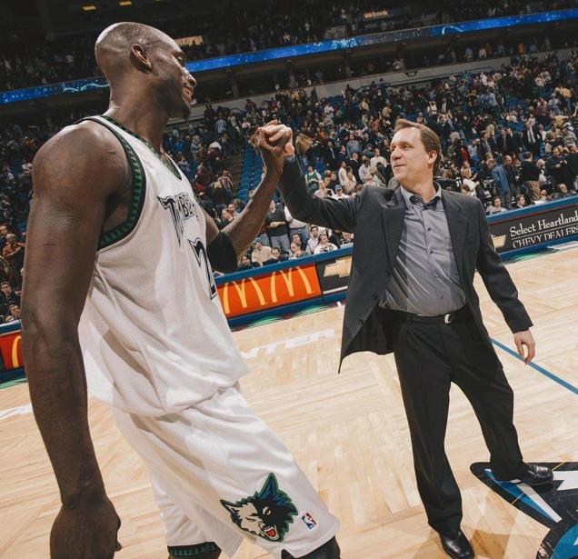 森林狼三巨头是谁出的（07年加内特被森林狼交易，为了组建三巨头，绿军付出什么筹码？）