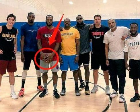 手小可以抓篮球吗（篮球在NBA这些球星手里 总是感觉小一号！张伯伦2根手指抓球）