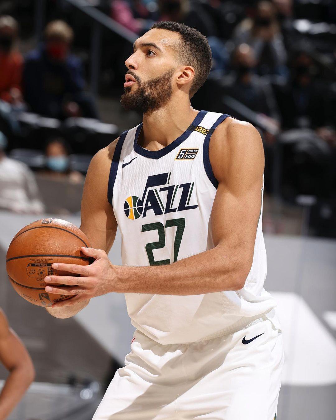 nba的奖励有哪些（NBA奇特的奖金条款：布朗进决赛150万，戈贝尔进全明星奖百万美金）