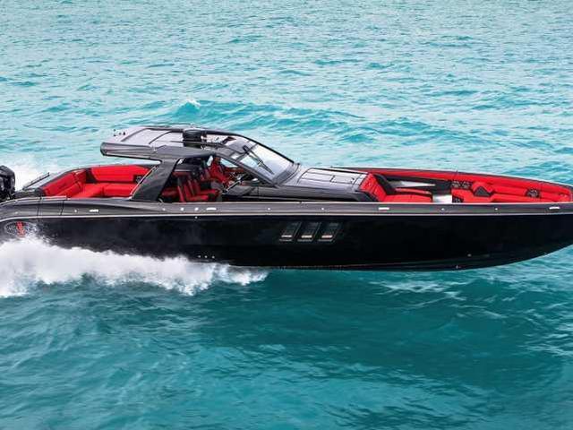 詹姆斯骑摩托艇照片(詹姆斯晒驾驶豪华游艇照片!美媒曝光最新款价格:389万美元)