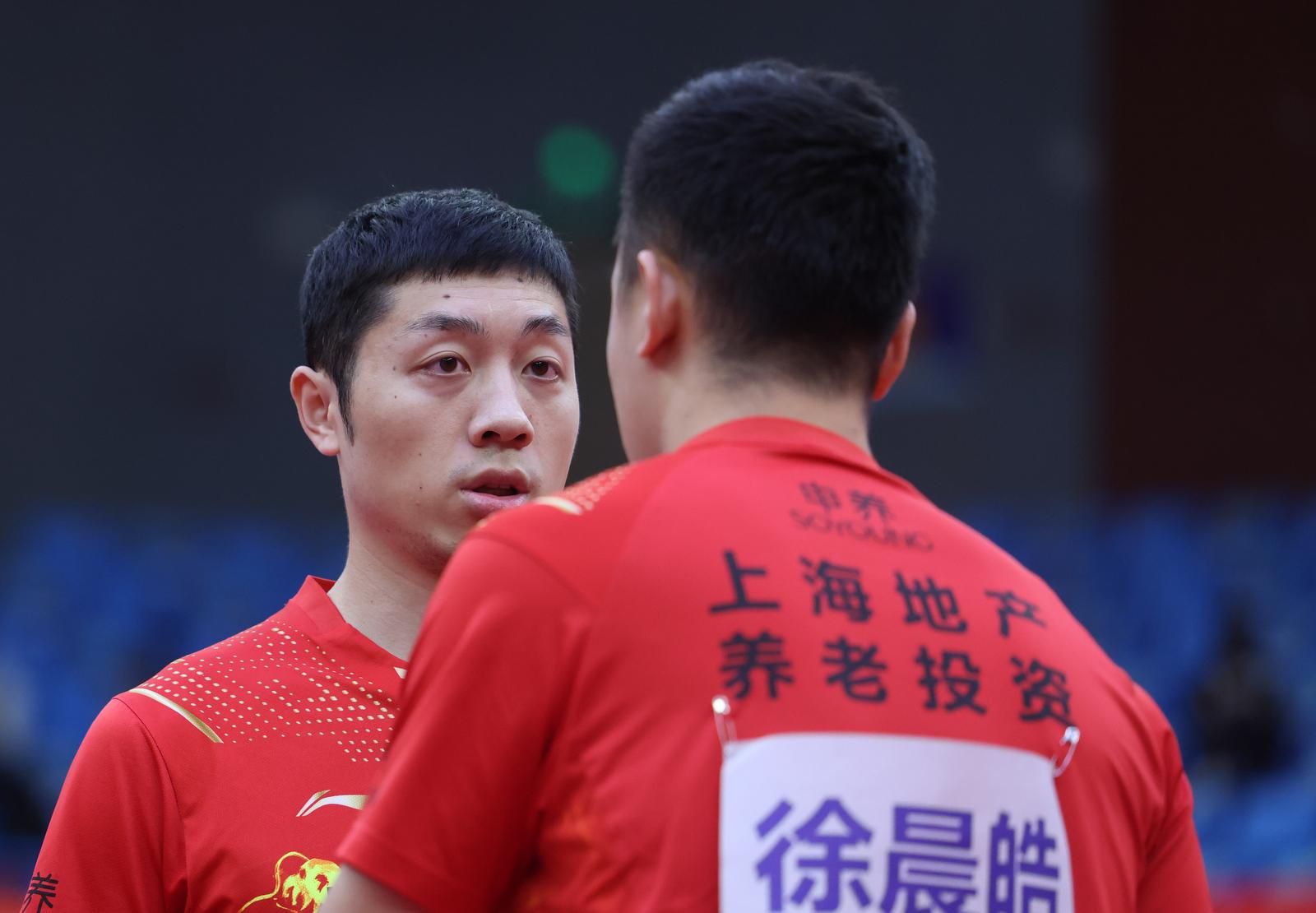 鲁能顺利晋级(马龙领衔鲁能全胜晋级乒超决赛,许昕赛场化身队员兼教练)