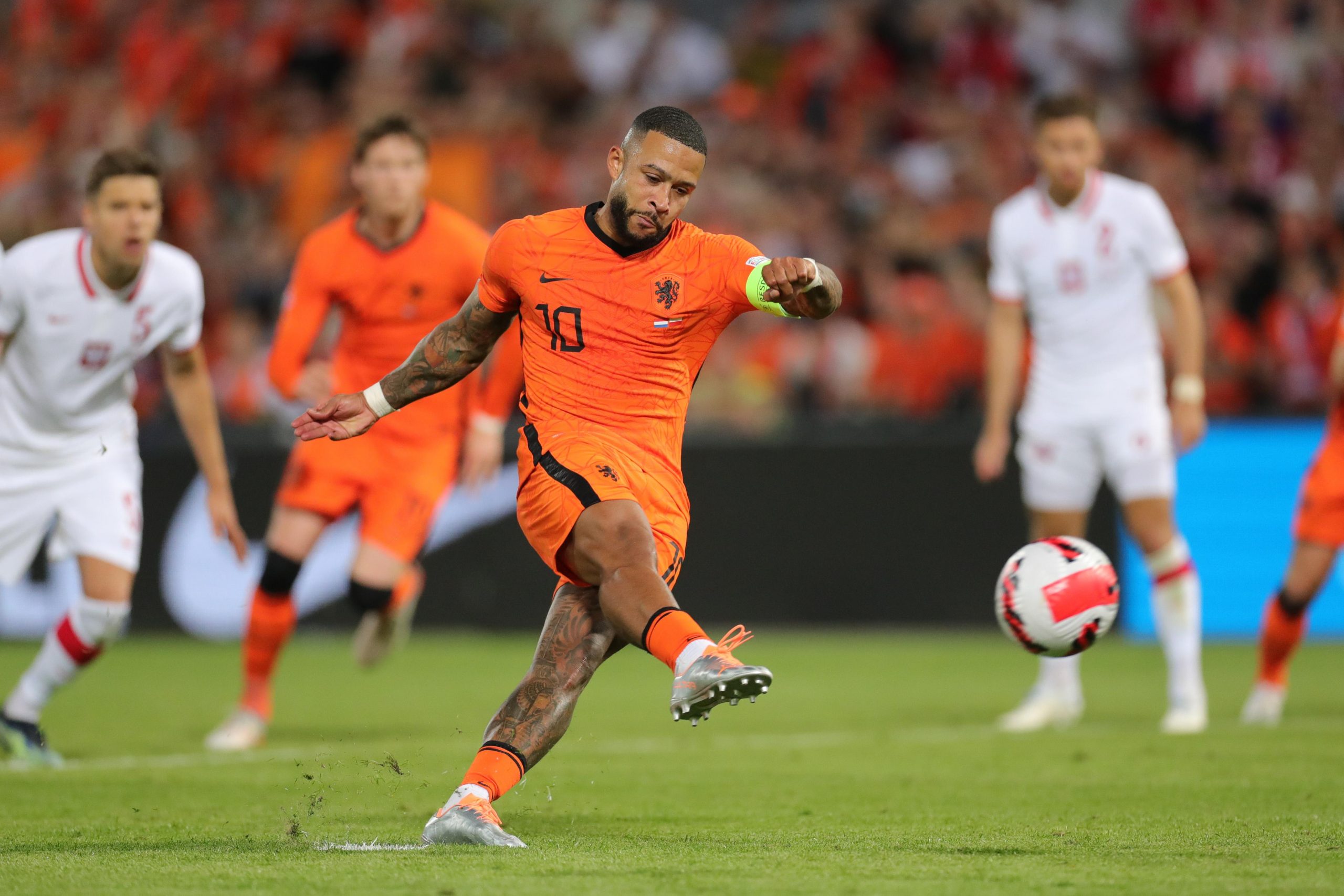 荷兰2022世界杯球衣谍照(卡塔尔世界杯·32强巡礼|范加尔三度挂帅 荷兰队期待重振雄风)