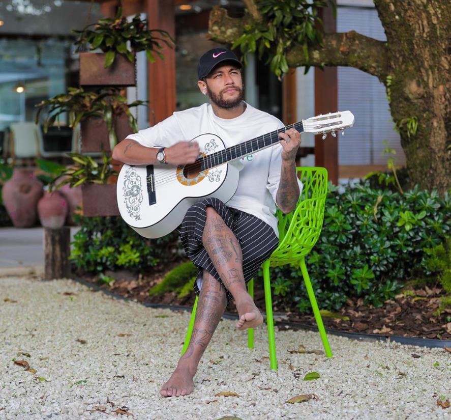 巴西球王内马尔有多帅（多才多艺的宝藏男孩？内马尔唱跳rap篮球都会！隔离期生活太丰富）