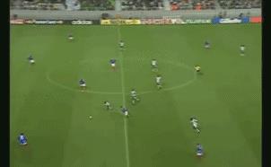 阿迪达斯02年世界杯球(史话世界杯:02年夏天,见证了神奇大罗与韩国争议)