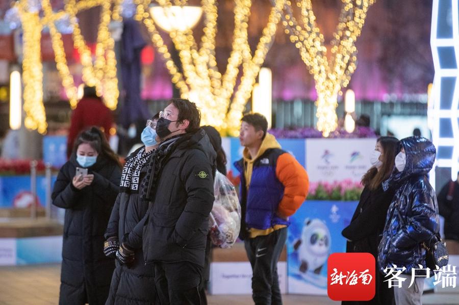 2020年的冬奥会在哪里举办(新海南记者带你看冬奥|北京冬奥会开幕 市民户外看直播)