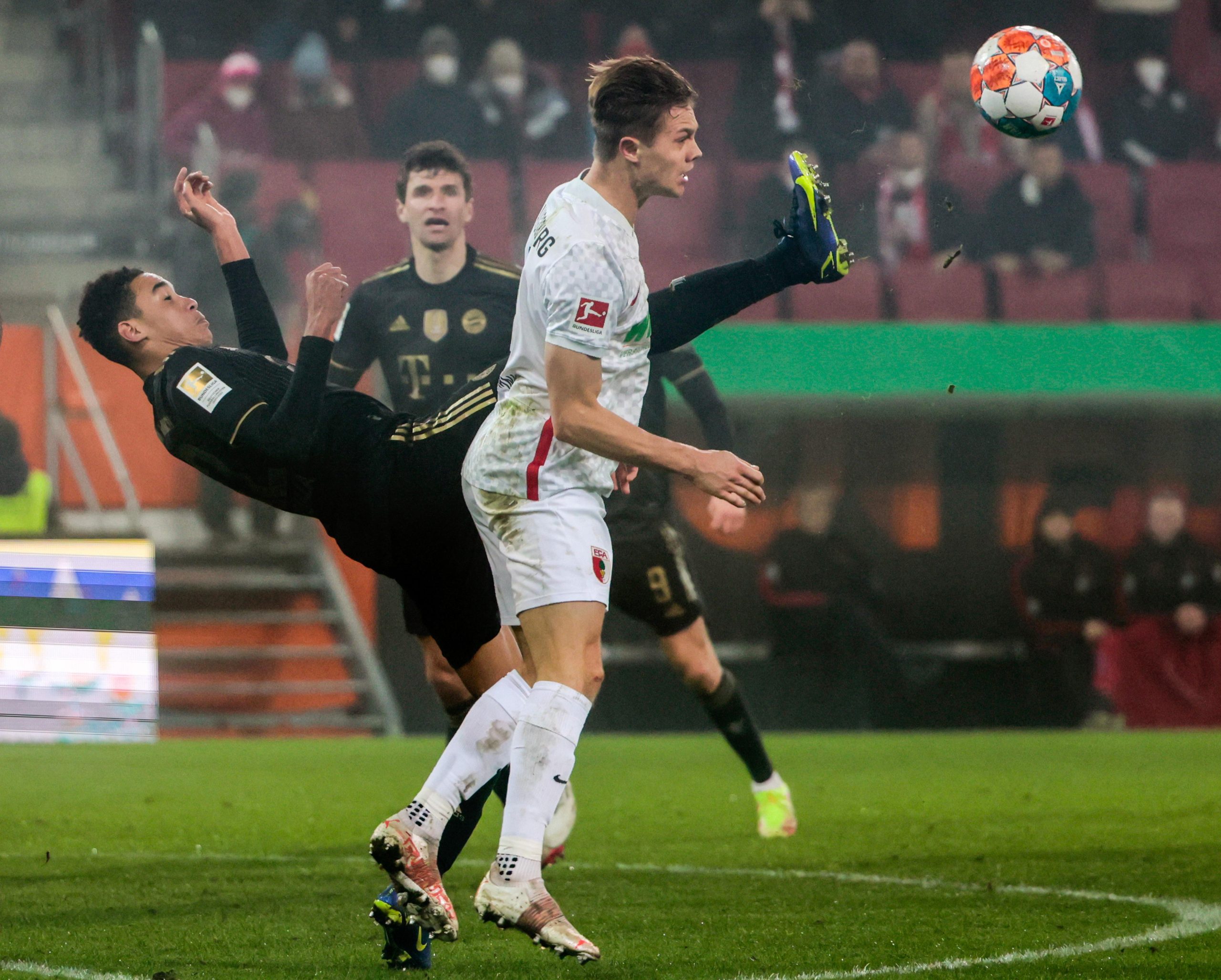 萨内庆祝胜利(足球-德甲:拜仁不敌奥格斯堡)