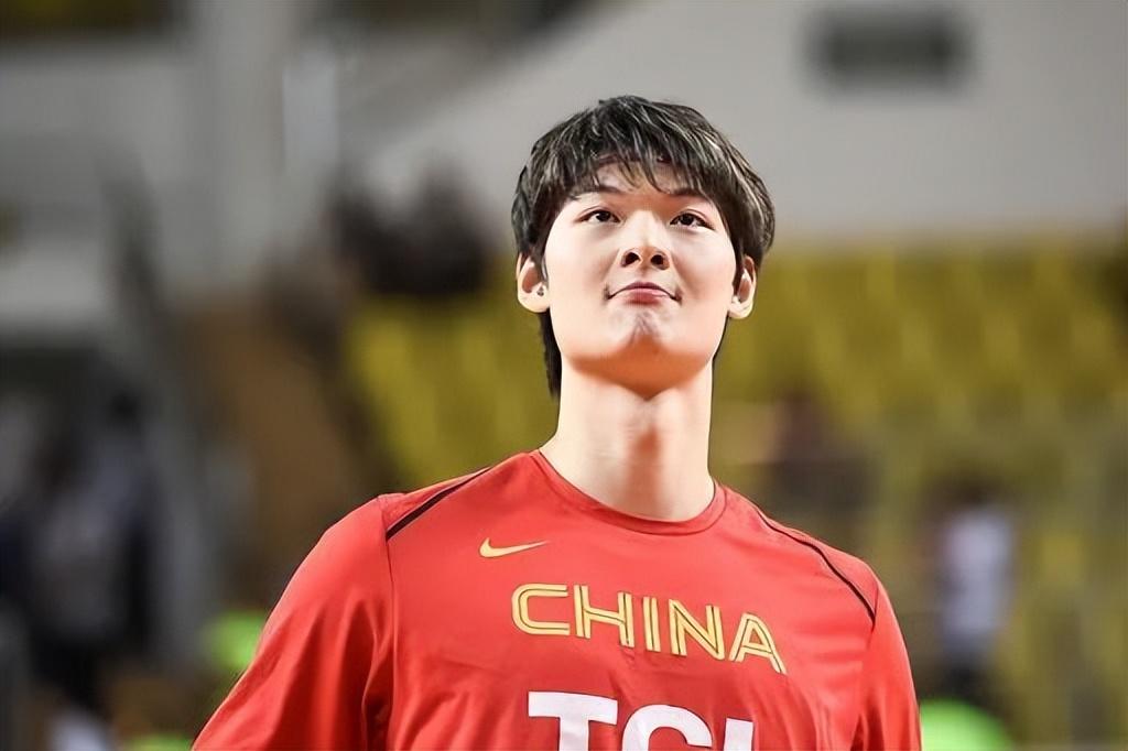 入选国家篮球队（历届中国男篮队长都是谁？姚明当过吗，那王治郅和易建联呢？）