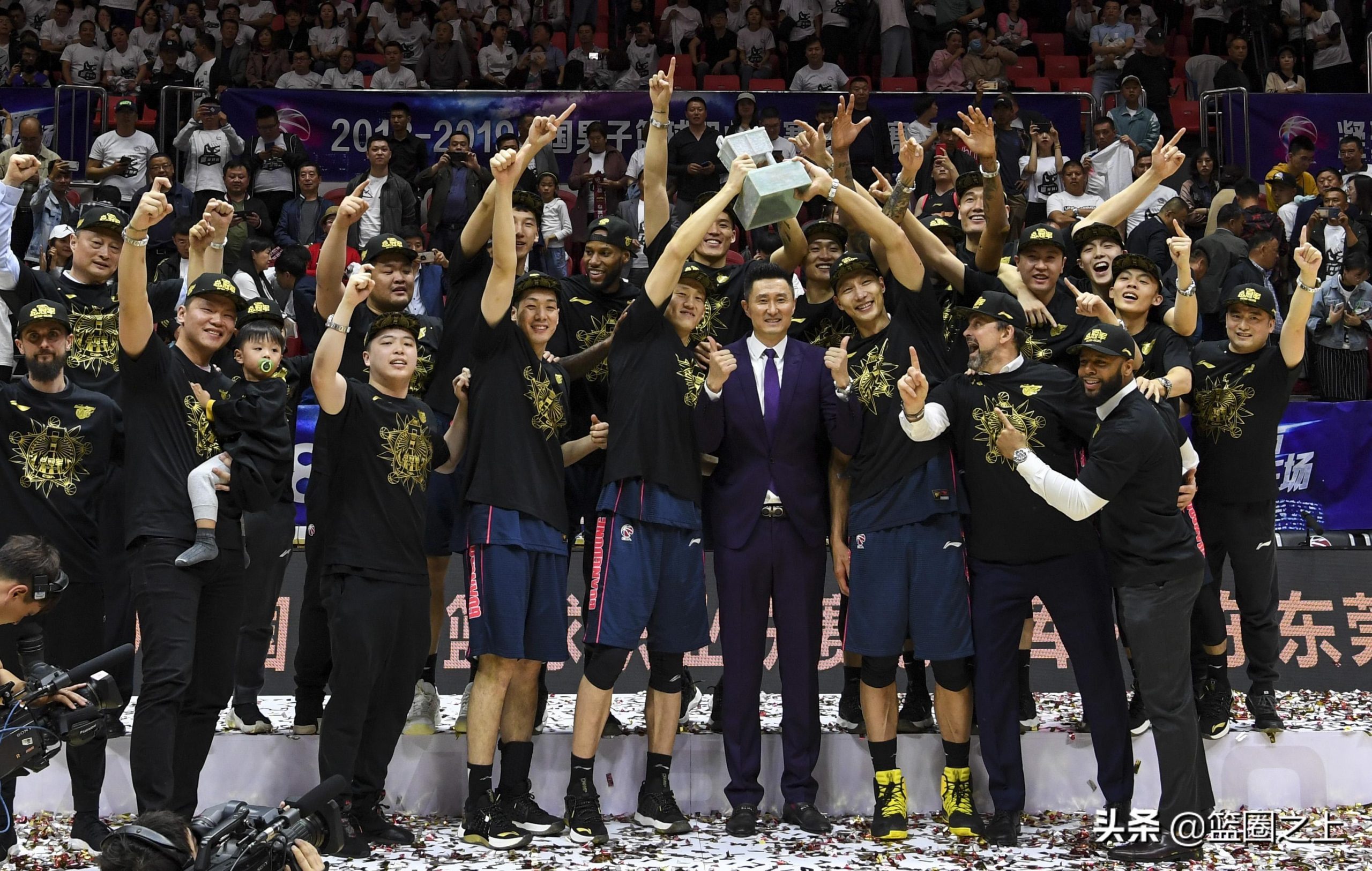 球队有优秀的后勤人员（强势不只靠阿联！广东队球员陪后勤过生日，队内氛围真不错）