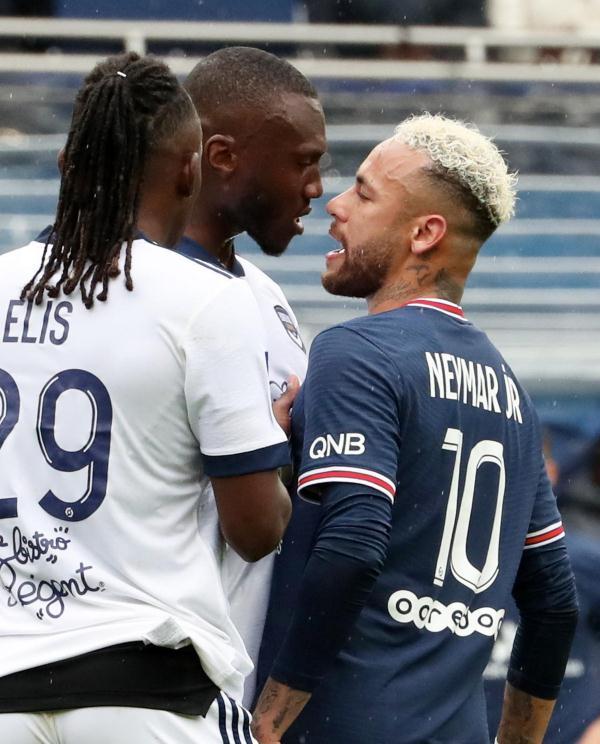 梅西内马尔鸟巢踩场（满场嘘声！梅西内马尔遭巴黎球迷倒戈，夏天他们集体散伙？）