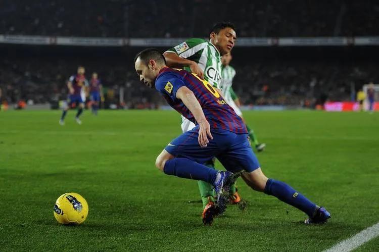 足球过人有哪些经典动作（盘点世界足坛经典过人招式）