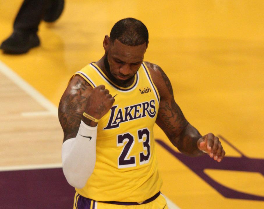 詹姆斯指导新秀锡安时（生涯第一次面对詹姆斯，锡安怎么就交出了这样的答卷）