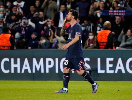 c罗总共踢了多少场比赛(足坛年度总结:C罗63场比赛进45球助攻6次,梅西、莱万如何)