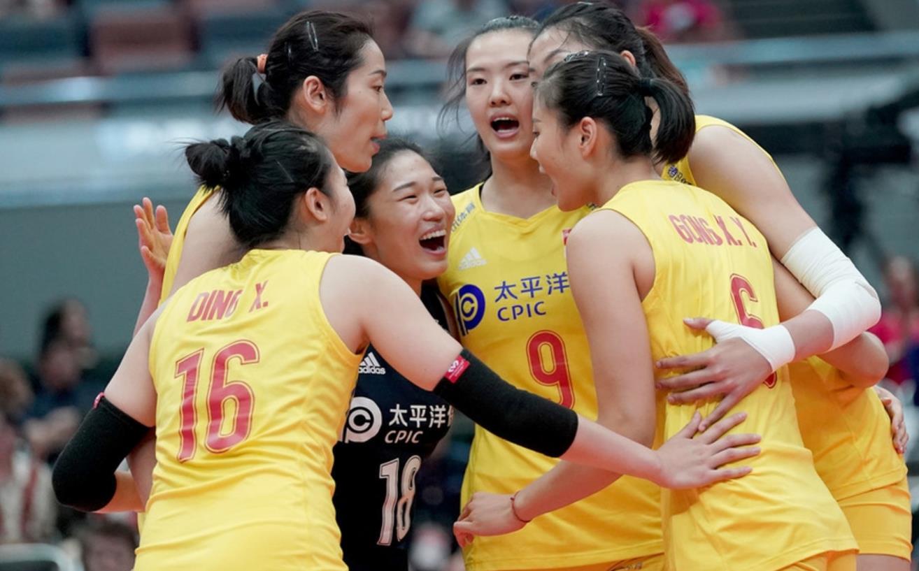 评价中国女排世界杯夺冠(中国女排10夺世界冠军!人民日报用1个字来点评,霸气十足)