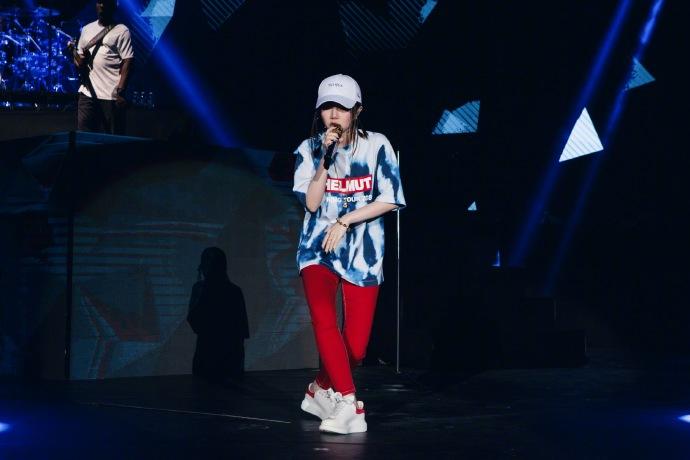 邓紫棋世界杯答题视频（邓紫棋发文大喊：今晚要来看完我的演唱会才可以回去看世界杯！）