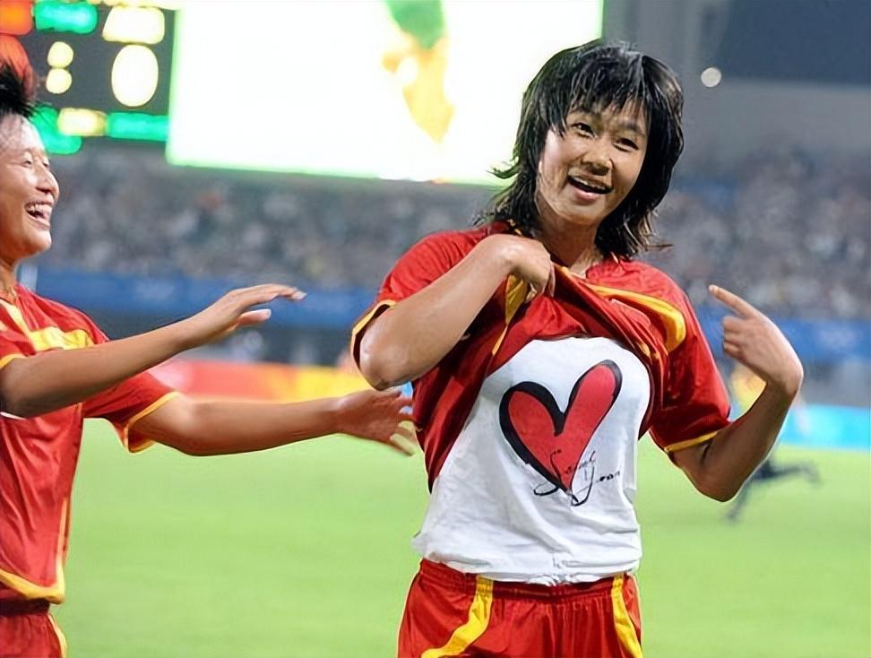 女足队员韩端丈夫（女足前队长现身，昔日黑珍珠变白玫瑰，曾因掀衣被嘲，嫁富商男友）