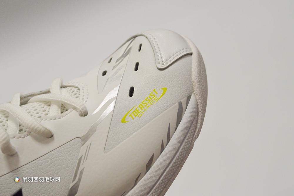 儿童打羽毛球穿什么鞋好(这款羽毛球鞋火了20年!国际选手几乎人手一双)