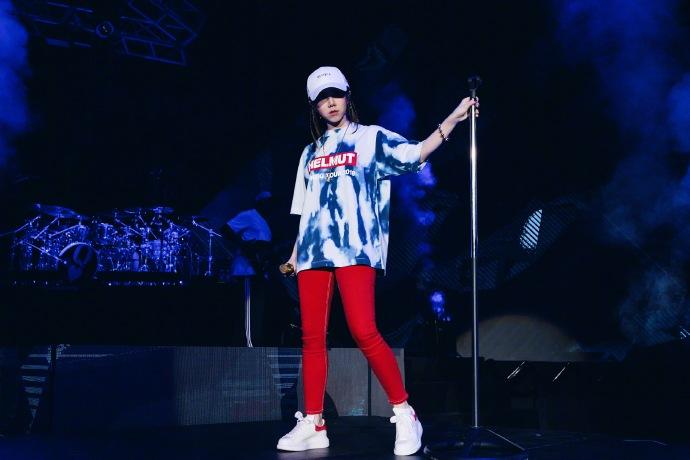 邓紫棋世界杯答题视频（邓紫棋发文大喊：今晚要来看完我的演唱会才可以回去看世界杯！）