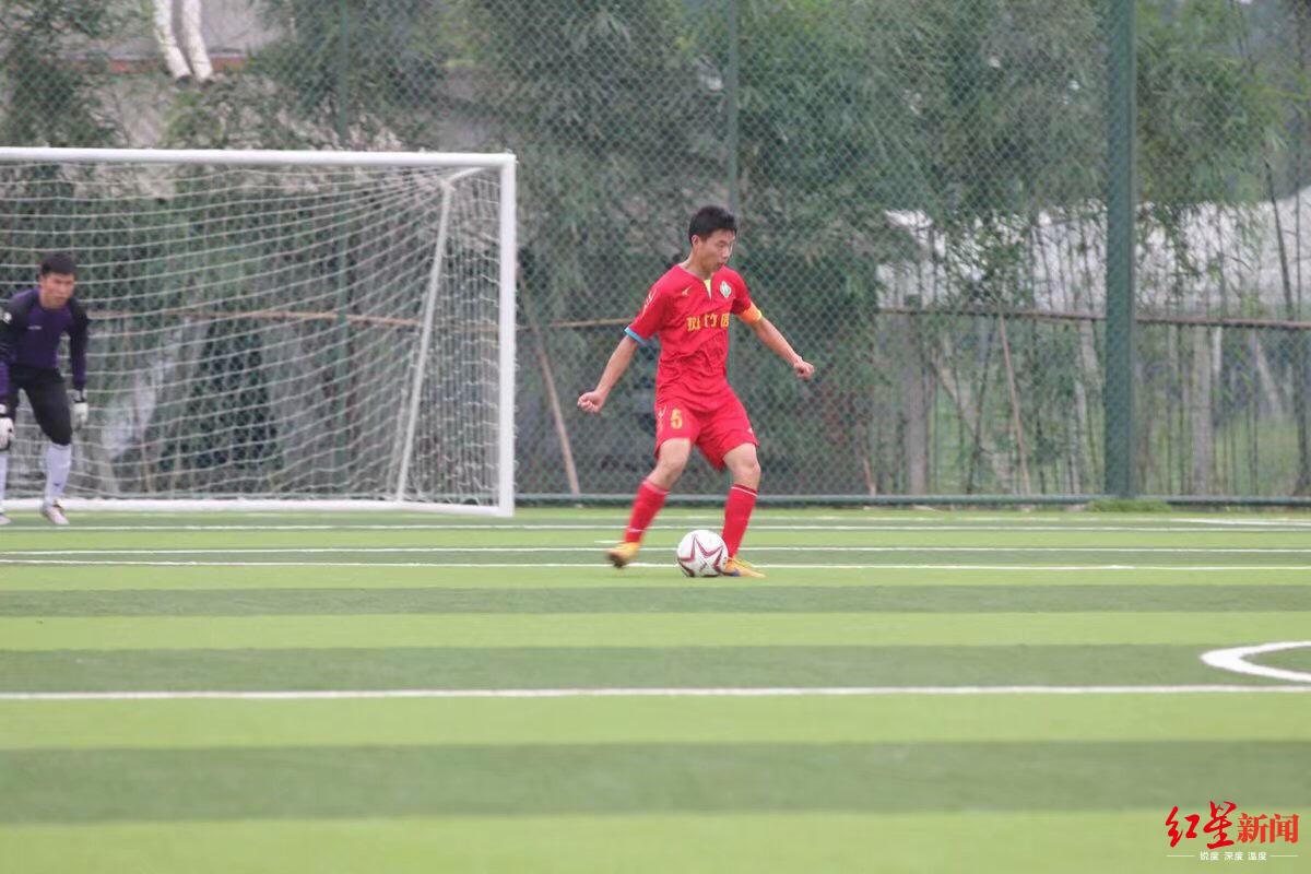 考虑赶他上看台（一路相伴！听“刀锋”球迷讲他们的“成足故事”）