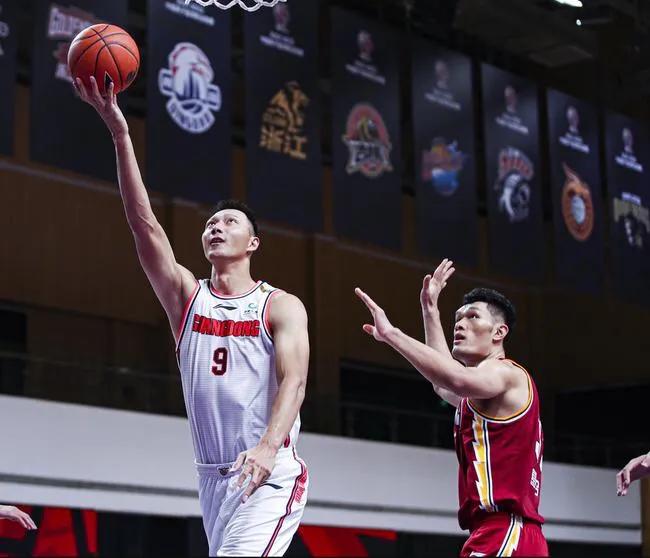 易建联年薪最高多少万（易建联正式复出！为广东效力16个赛季，他一共能拿到多少薪水？）