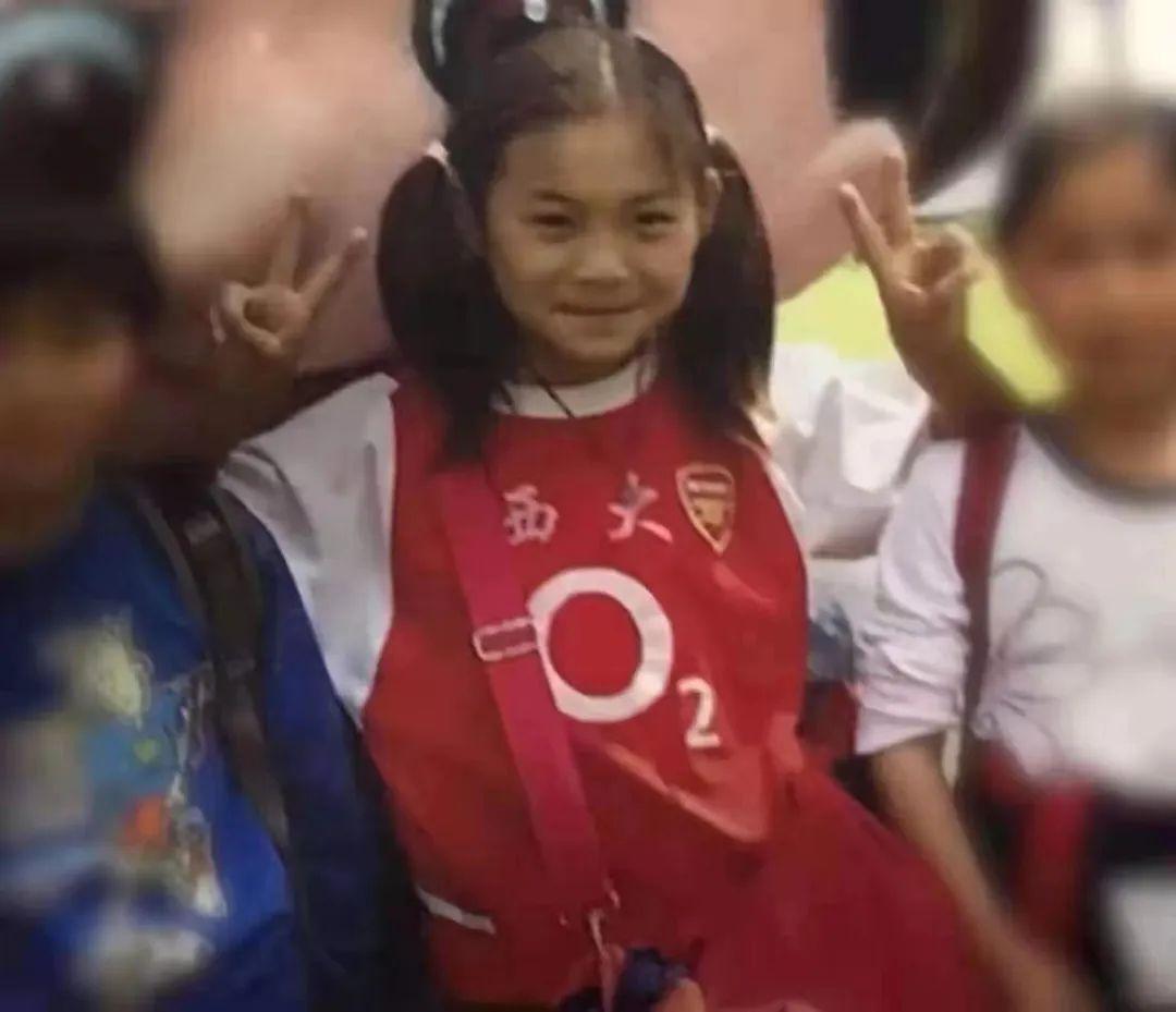 王霜站爸爸身边乖巧可爱（那个在国少队每天哭着给家里打电话的女孩，现在成了“楷模王霜”）