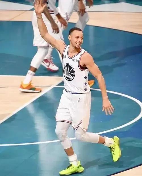 nba最搞笑的库里视频（库里的搞笑瞬间，NBA的“扣篮王”）