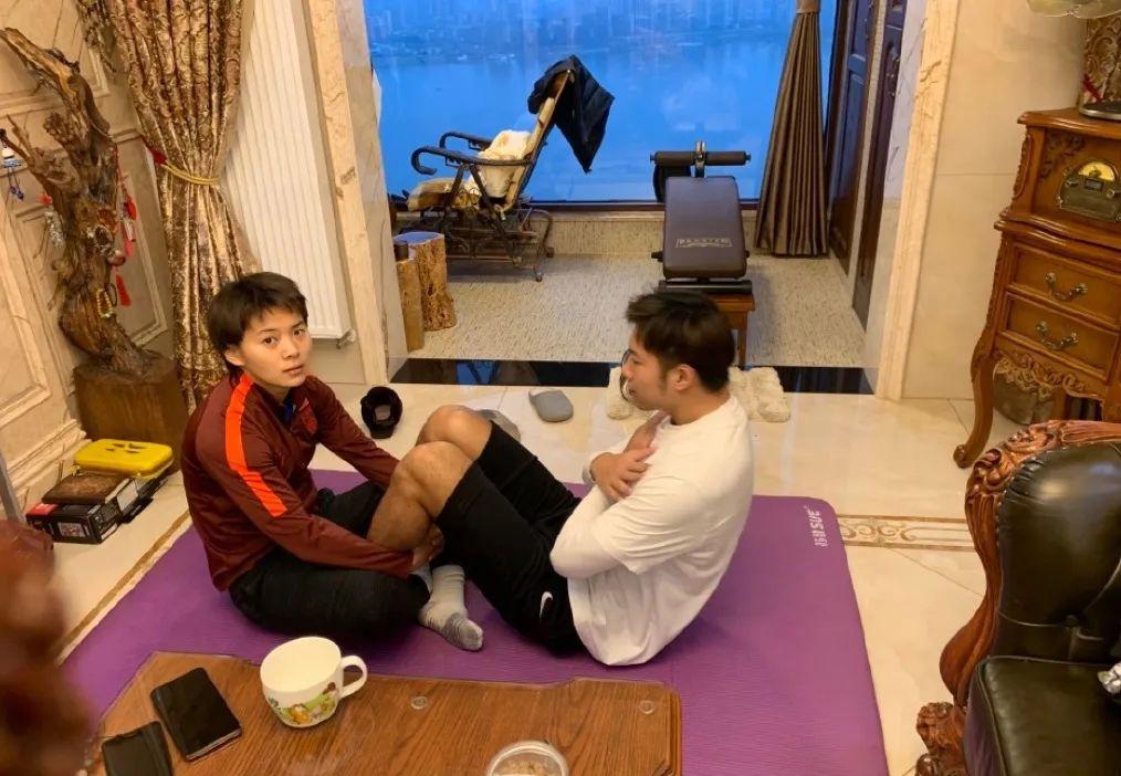 王霜站爸爸身边乖巧可爱（那个在国少队每天哭着给家里打电话的女孩，现在成了“楷模王霜”）