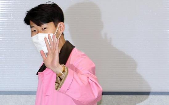 粉色的孙兴慜（31岁孙兴慜仍单身，1年赚8400万，前女友颜值高身材傲人）