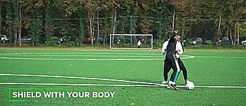 足球怎么打单边(三个所有球员都必须要掌握的足球技巧)