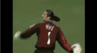 阿迪达斯02年世界杯球(史话世界杯:02年夏天,见证了神奇大罗与韩国争议)