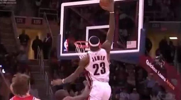 詹姆斯扣卢卡斯(詹姆斯弹跳有多逆天?惊天救球险摸篮板上沿 姚明跳球都输给他)