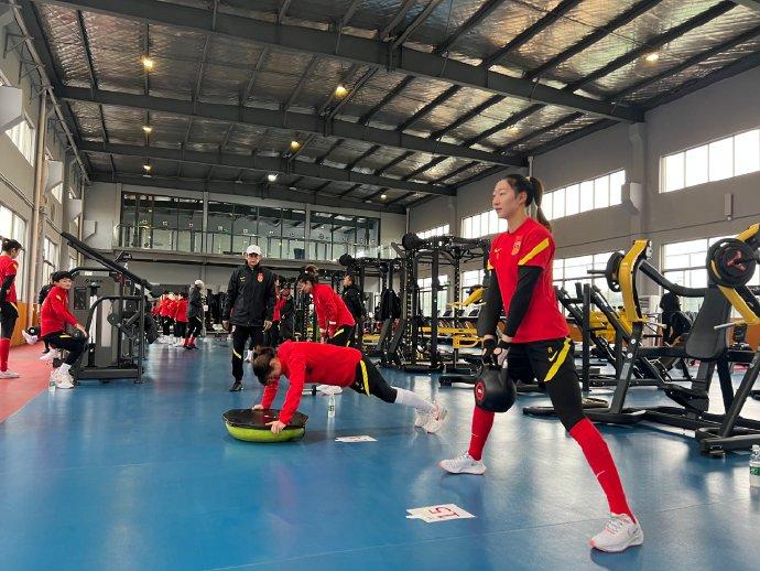 女足进行回国后的首堂训练课（中国女足完成回国首训，球员成流量市场宠儿：国门收相亲节目邀请）