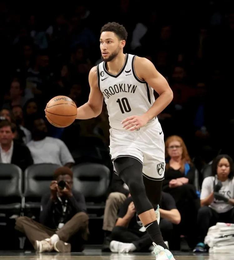 篮球帅哥的沦陷（糟糕表现被rapper嘲讽，本.西蒙斯在球场中彻底沉沦）