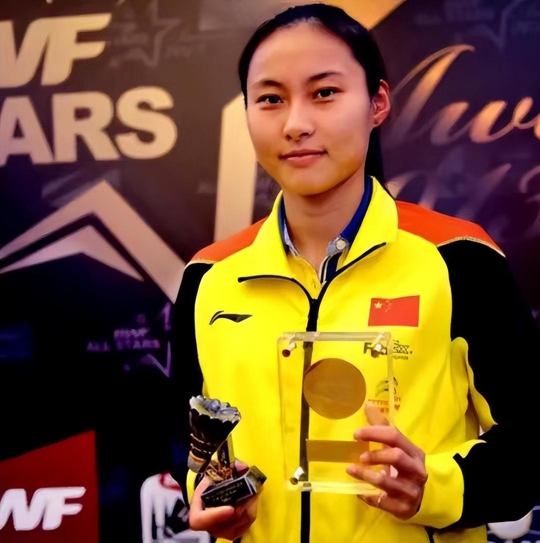 中国最早羽毛球一姐是(国羽一姐王仪涵:54次冠军换不来奥运金牌,退役后嫁师弟终得幸福)