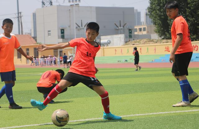 小学生学足球有什么好处(泰安校园足球之小井小学,别担心孩子不喜欢足球,未来目标市冠军)