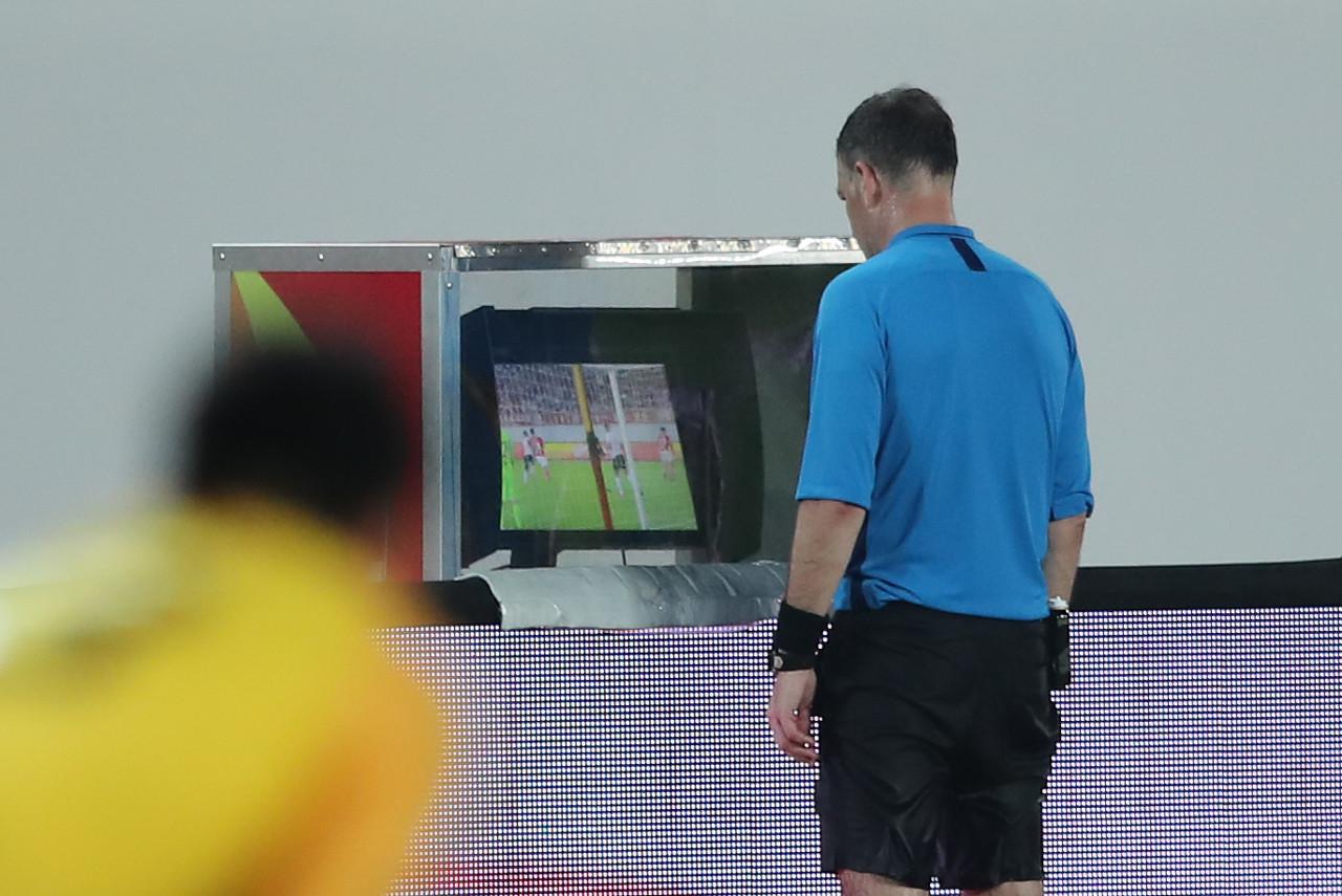 世界杯禁区手球怎么判(近6次禁区内手球仅判1次,克拉滕伯格判罚尺度引争议)