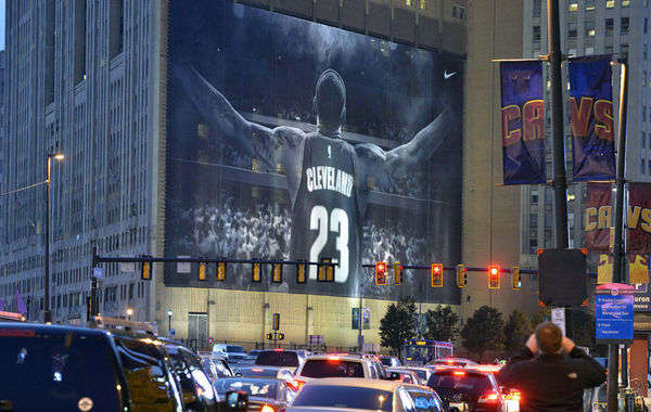 打篮球背影照片(5张照片看NBA经典背影:科比的光芒万丈,邓肯的低调离开)