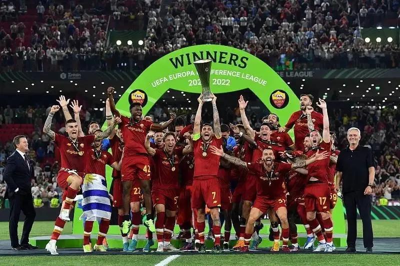 穆里尼奥在曼联拿了几个冠军（穆里尼奥总共获得四次三冠王，他能在罗马再收获三冠王吗？）