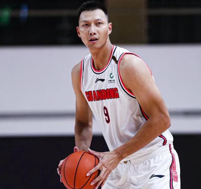 易建联年薪最高多少万（易建联正式复出！为广东效力16个赛季，他一共能拿到多少薪水？）