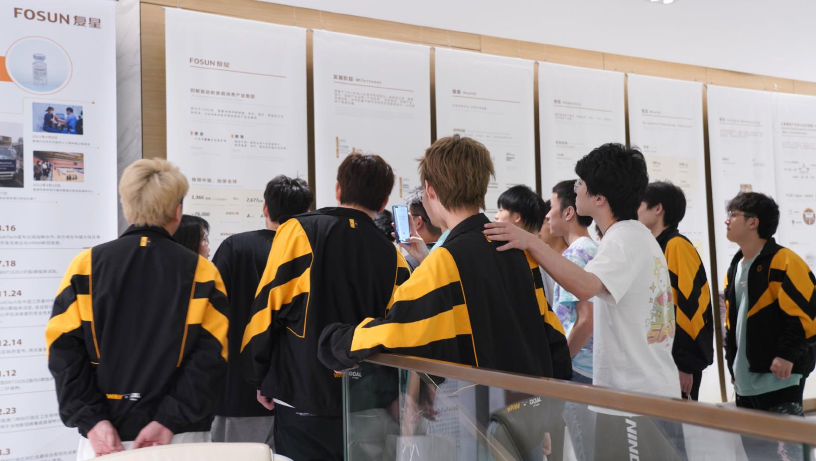 复星集团重庆狼队(狼队参观复星总部,林教练被打马赛克,小胖忙于减肥,刺痛染黄毛)