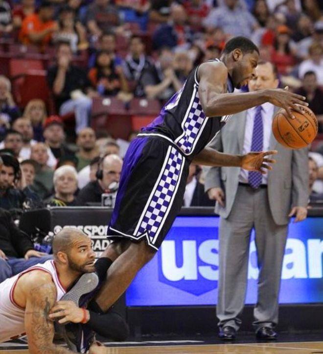 足球场上的搞笑动作（NBA赛场十大搞笑瞬间：詹姆斯左手盖自己右手，麦基给对手发球）