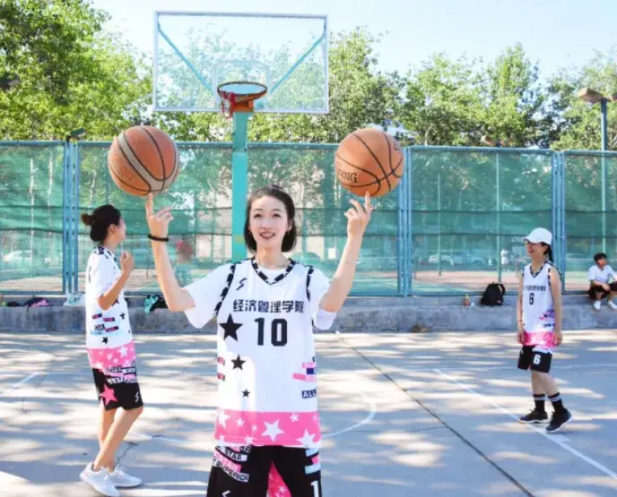 和男生打篮球需要注意什么（杨舒予喊话杨紫一起练篮球，谁说这项运动不适合女生？）